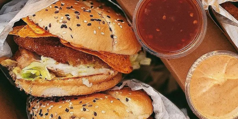 Burger O'Clock Share Box Deal 1 For Rs.1399/- 2 