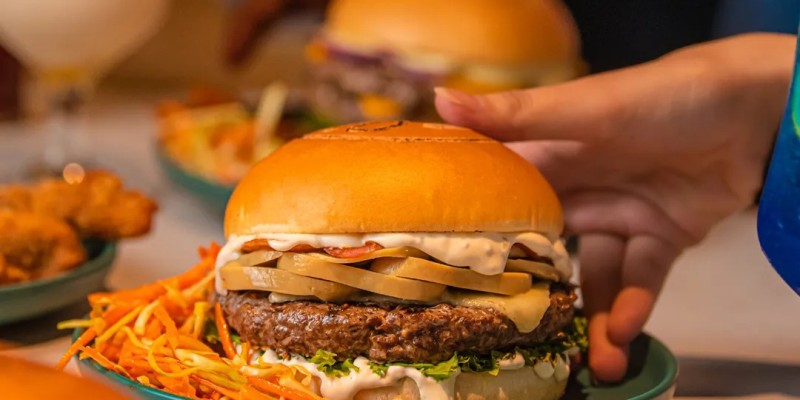 8oz Burgers Kids Nuggets Meal For Rs.675/- 2 