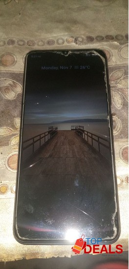 I am selling my realme C21y, available with original charger, image 4