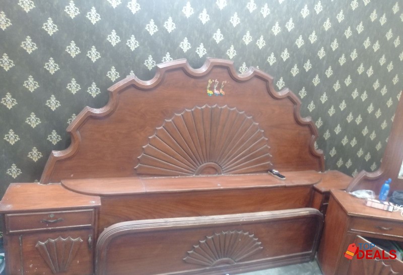 bed and dressing table image 5