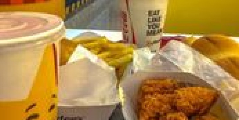 Hardee's Eid Celebration Deal Rs.1599/- 3 