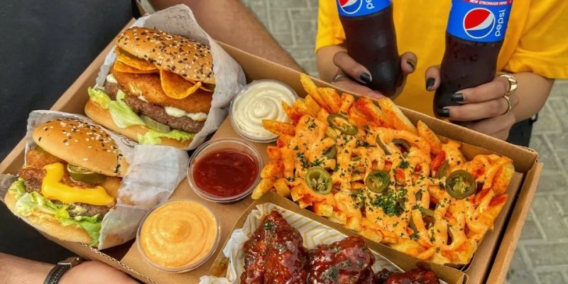 Burger O'Clock Share Box Deal 1 For Rs.1399/- 3 