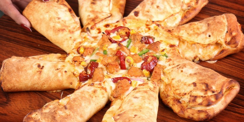 Caesar's Pizza Lunch Deal 4 For Rs.599/- 3 