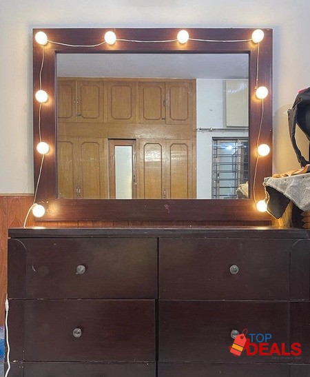 Dressing table with free vanity lights image 2