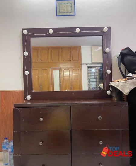 Dressing table with free vanity lights image 3