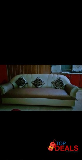 Asslamualikum I'm selling a sofa set in good condition in good price image 1