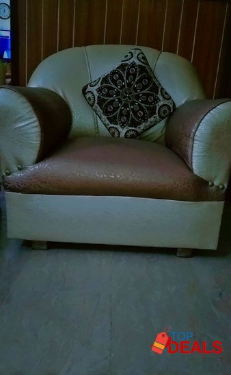 Asslamualikum I'm selling a sofa set in good condition in good price image 2