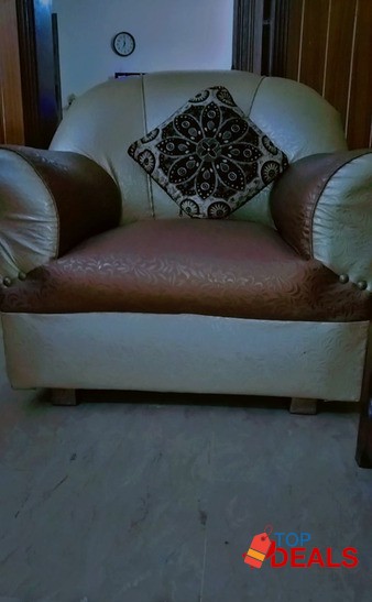 Asslamualikum I'm selling a sofa set in good condition in good price image 3