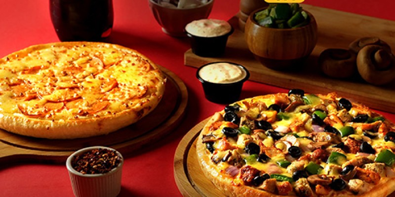 Pizzeria is Offering a Family Party Deal For Rs. 3999/- 4 