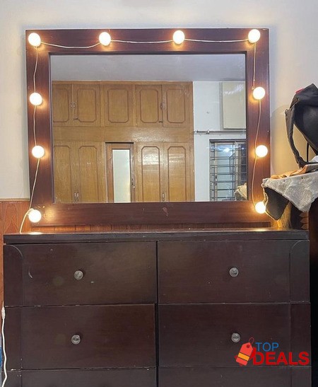 Dressing table with free vanity lights